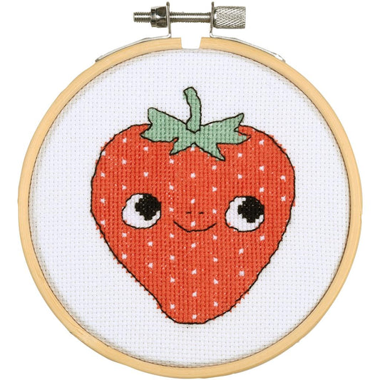 Kit de punto de cruz para niños con diseño de fresa sonriente. Incluye tela Aida, hilos DMC y bastidor de bambú. Perfecto para principiantes
