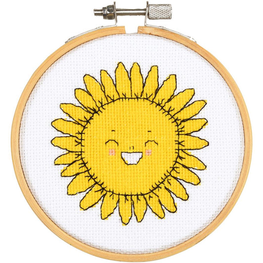 Kit de punto de cruz infantil con girasol sonriente. Incluye tela Aida, hilos DMC y bastidor de bambú. Perfecto como primer bordado para niños