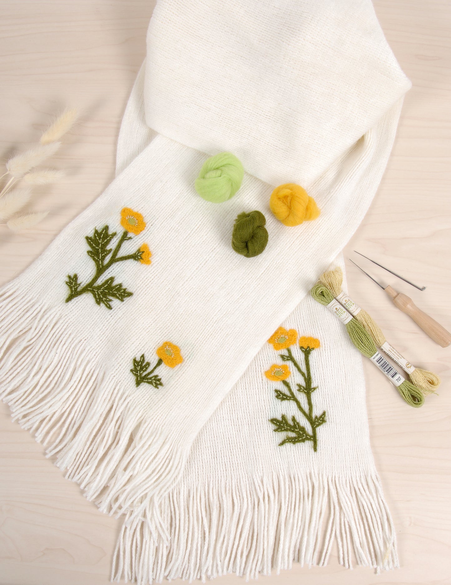 Libro para Customizar Ropa con Fieltro "Adornos Florales" - DMC