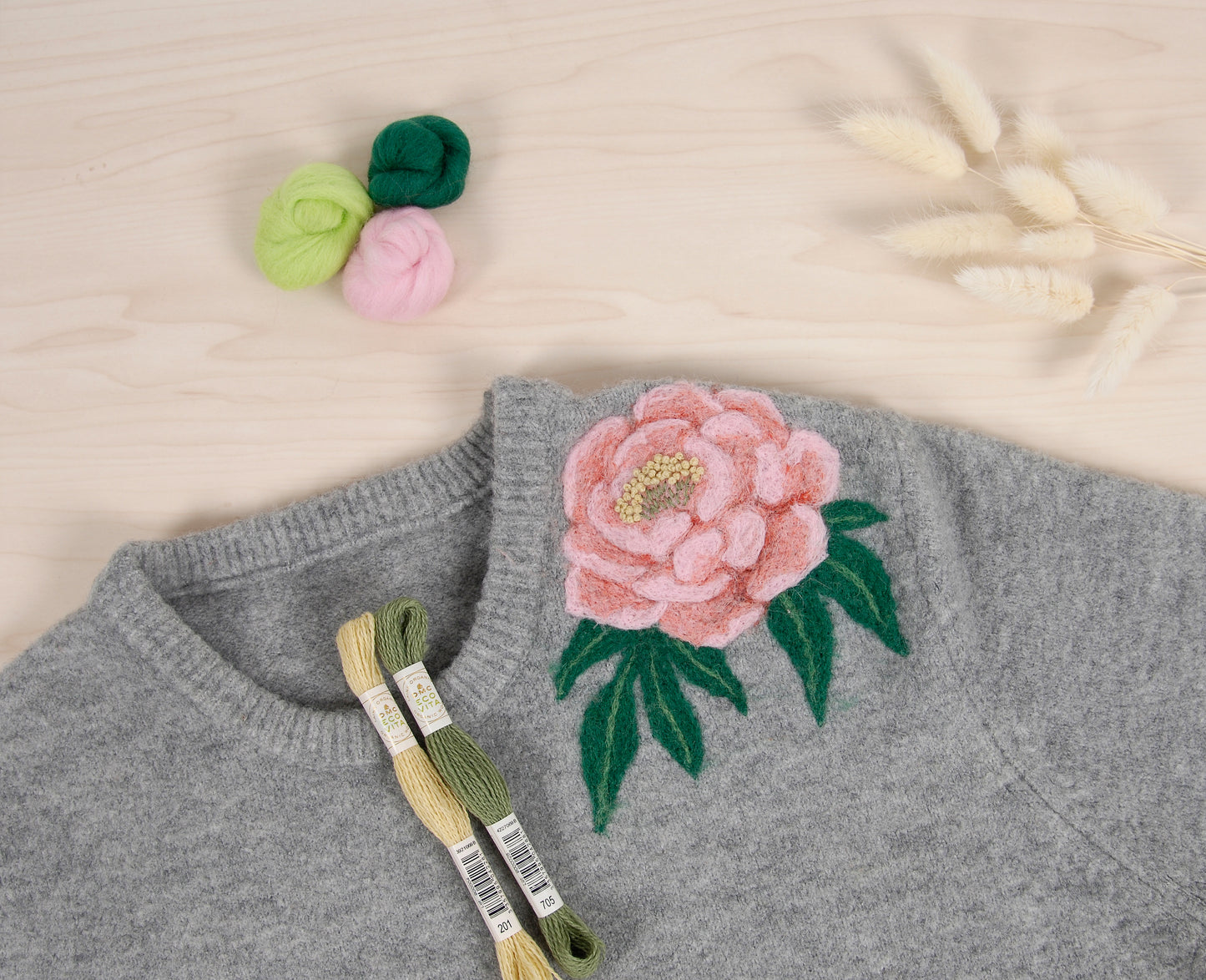 Libro para Customizar Ropa con Fieltro "Adornos Florales" - DMC