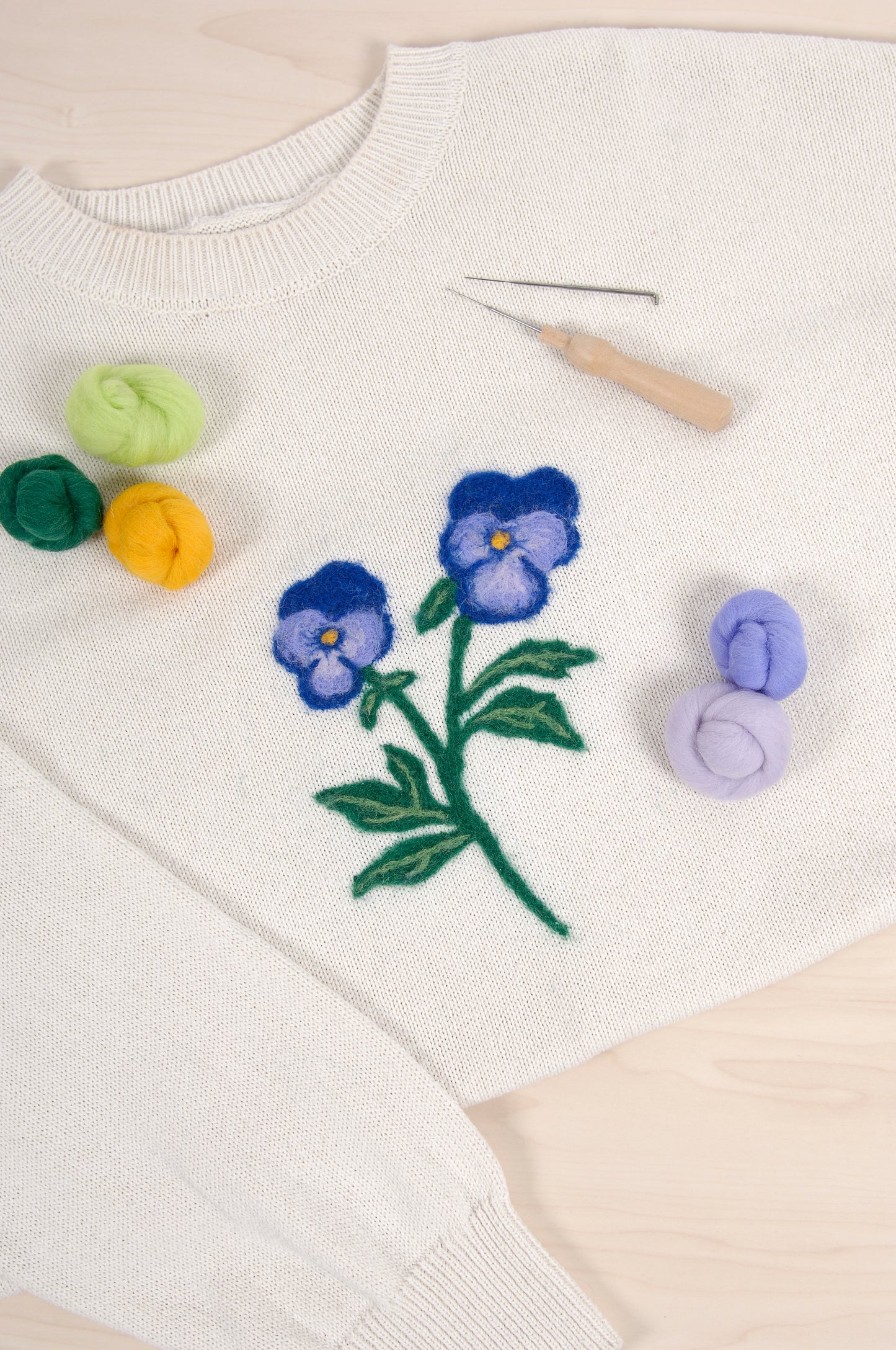 Libro para Customizar Ropa con Fieltro "Adornos Florales" - DMC