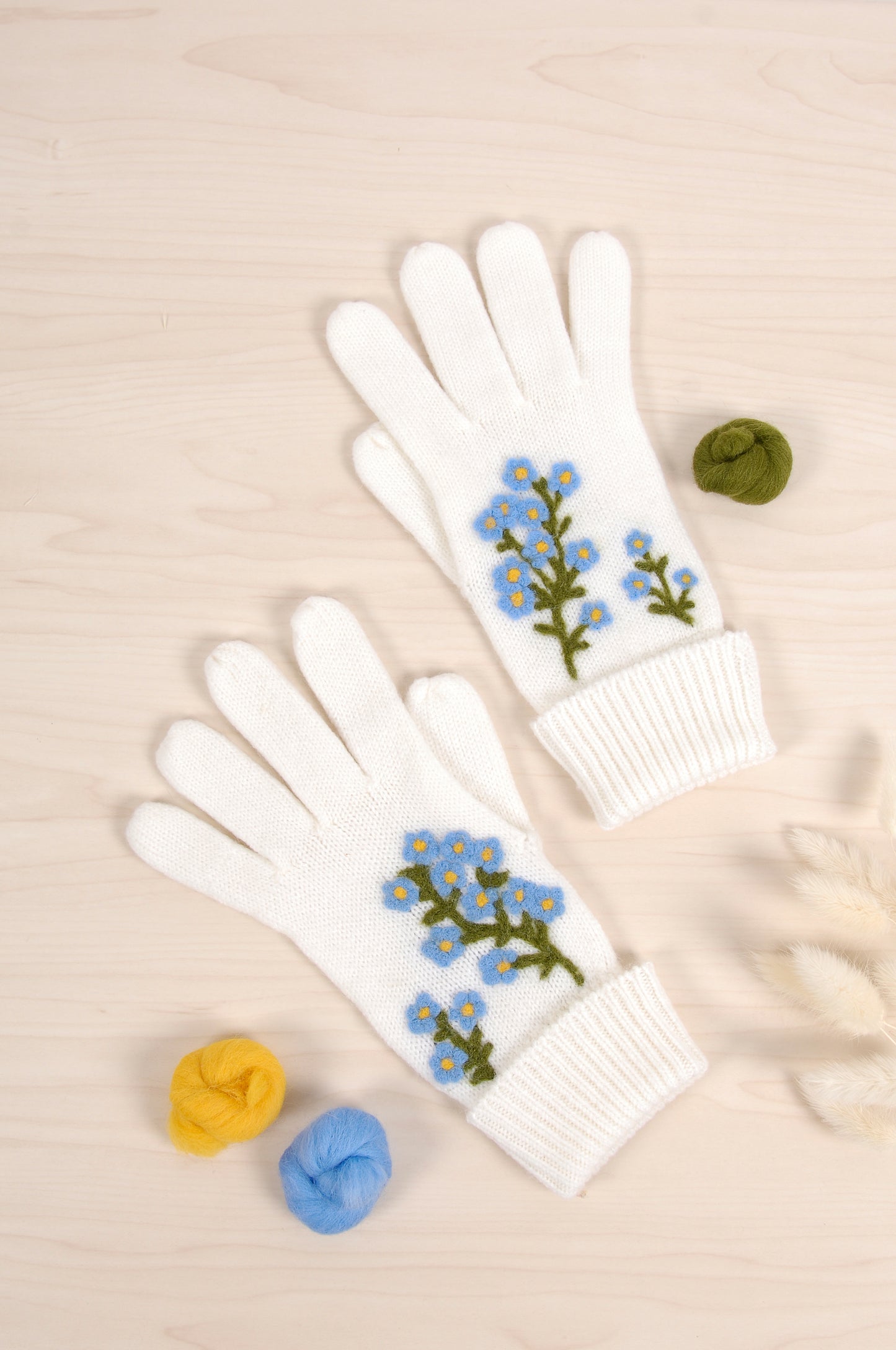 Libro para Customizar Ropa con Fieltro "Adornos Florales" - DMC