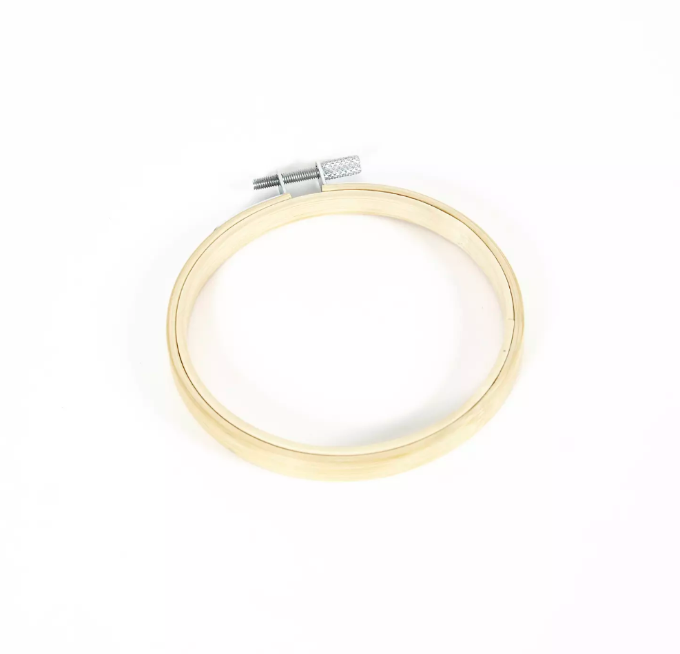 Mini Bastidor DMC de 7,5 cm de madera de álamo, perfecto para bordar y exponer minibordados con un acabado profesional.