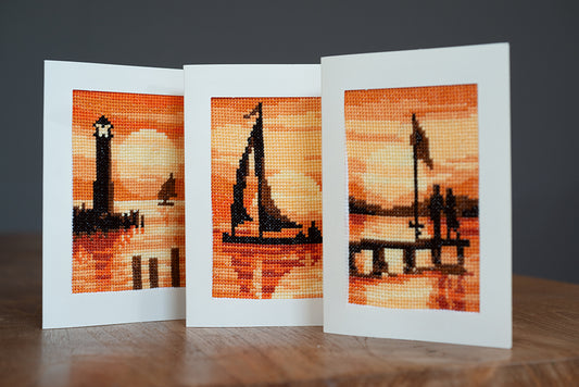 Kit de 3 postales de punto de cruz Vervaco "Atardecer en el Puerto" con tela Aida, hilos DMC y tarjetas con sobres. Diseño fácil y elegante