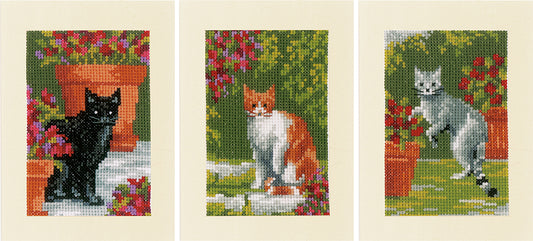 Kit de 3 postales de punto de cruz Vervaco "Gatos entre Flores" con tela Aida, hilos DMC y tarjetas con sobres. Diseños de gatos negro, gris y tricolor con flores
