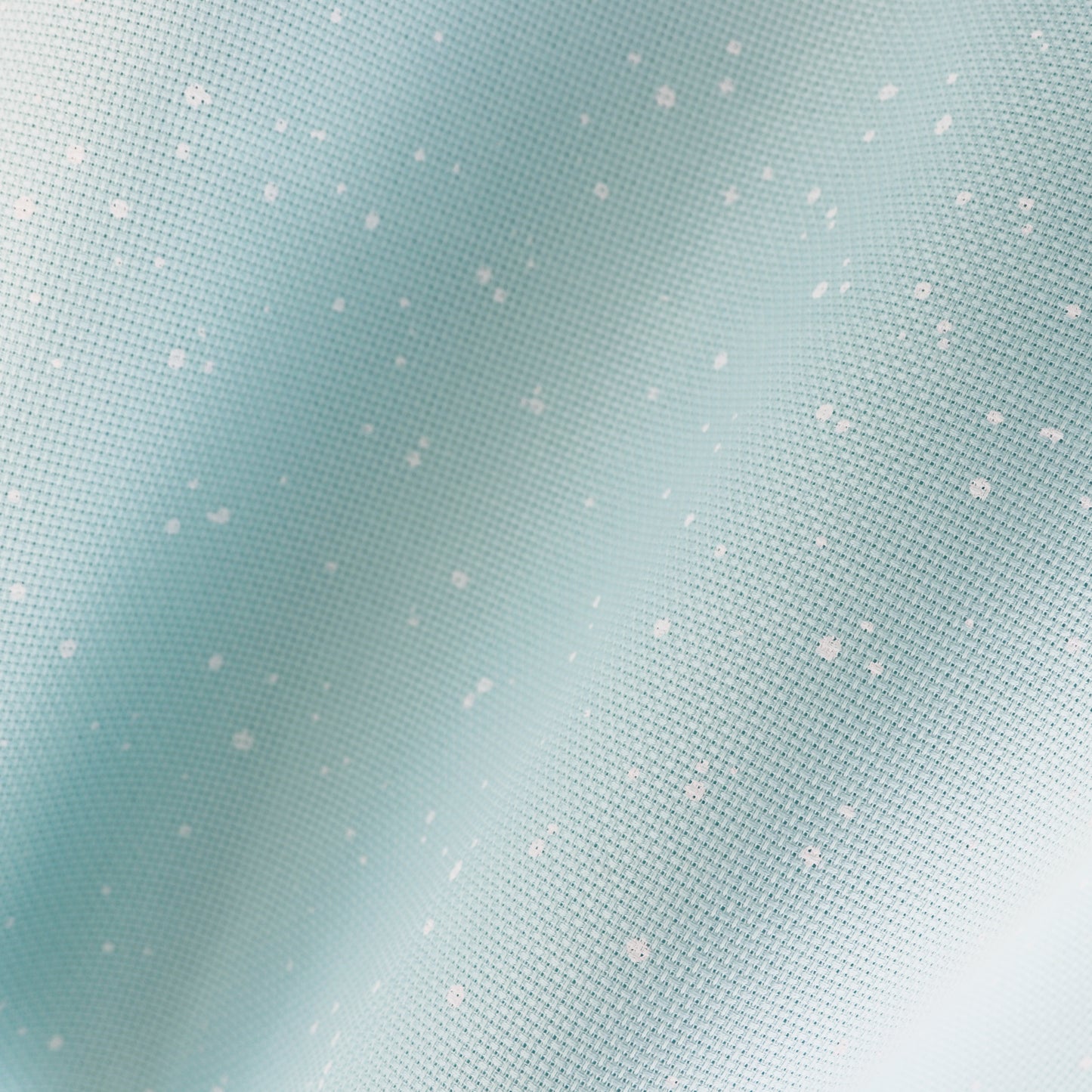 Tela Aida 14 ct Zweigart Splash Azul con motas blancas, ideal para bordado y punto de cruz con temáticas invernales, infantiles o mágicas. 100% algodón