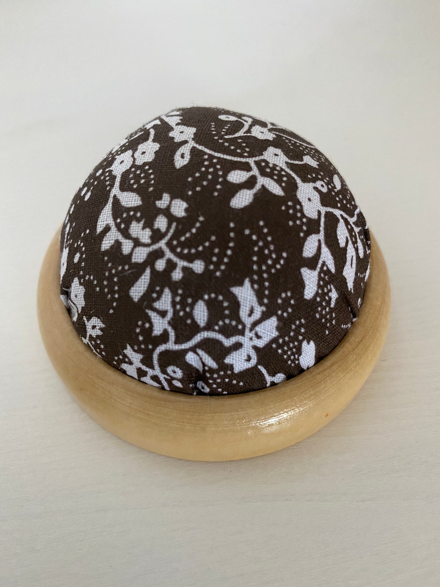 Alfiletero con base de madera - 15326 - ElMundoEnCruz