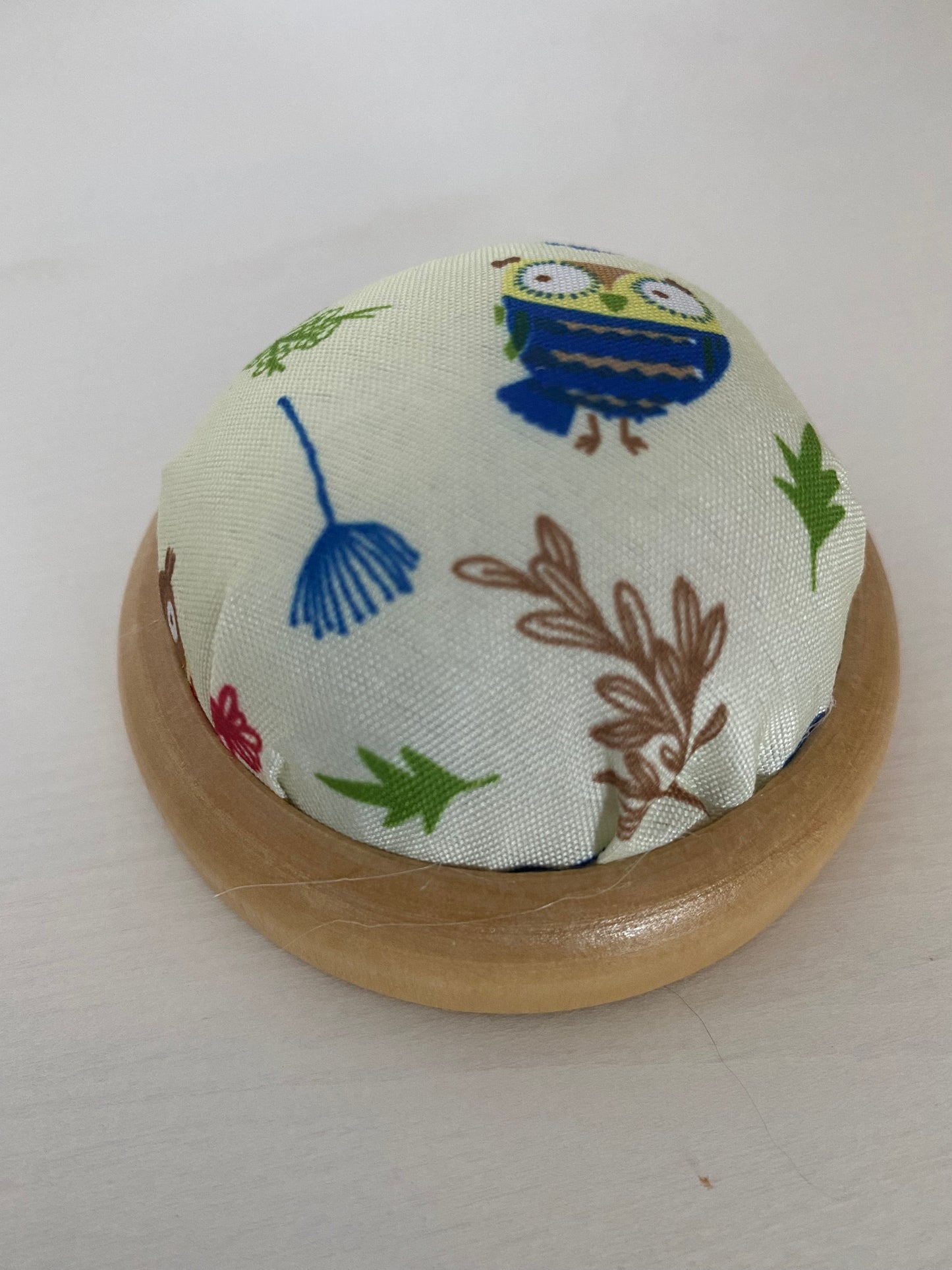 Alfiletero con base de madera - 15326 - ElMundoEnCruz