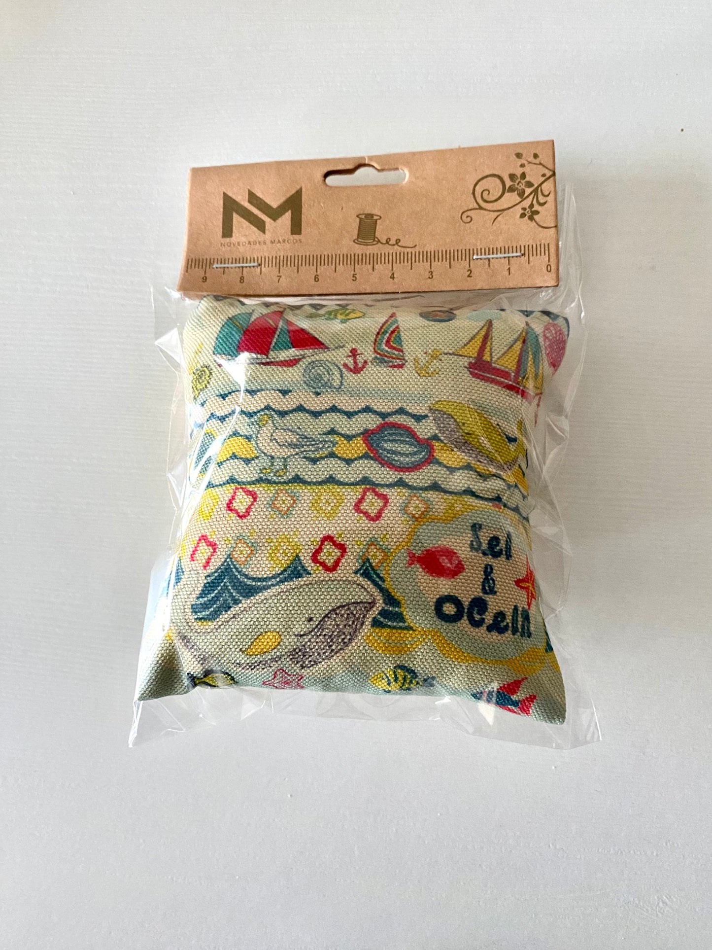 Alfiletero de cojín clásico con enganche y botón trasero