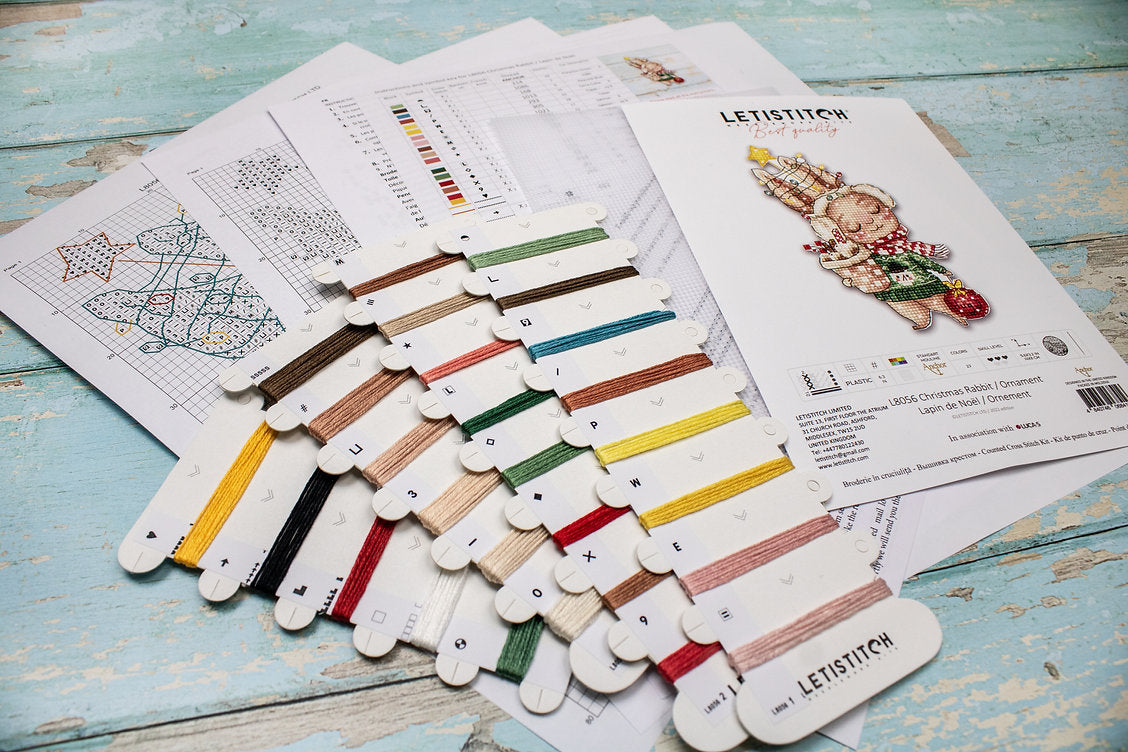 Kit de punto de cruz: plastic canvas "Christmas Rabbit Ornament" - L8056