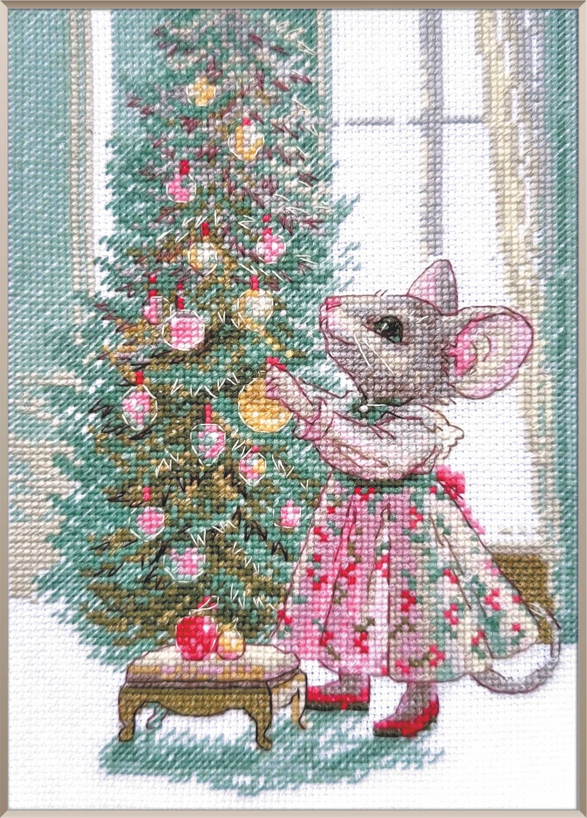 Kit de punto de cruz AINE Ratón Alegre con ratoncito decorando un árbol de Navidad en tela Aida blanca.