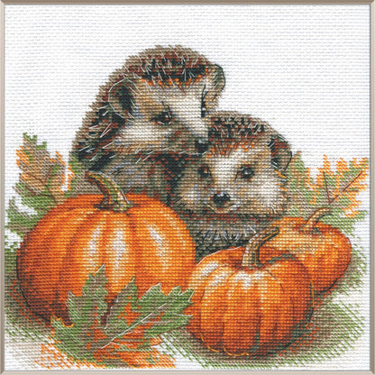 Kit de punto de cruz AINE Erizos en la Cosecha con erizos y calabazas en escena otoñal.