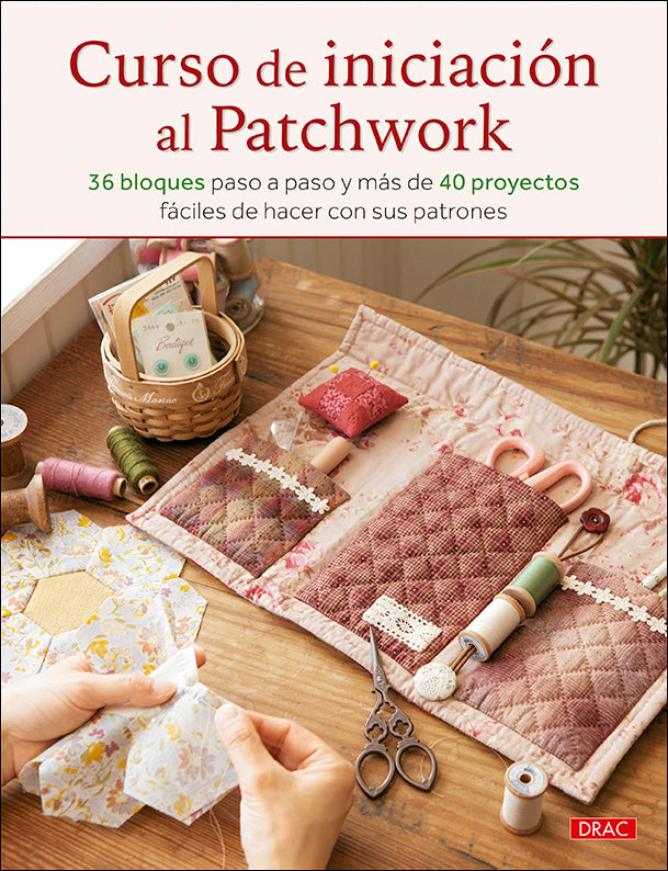 Libro Curso de Iniciación al Patchwork: portada con manos cosiendo un hexágono de tela y un costurero de patchwork con hilos y tijeras