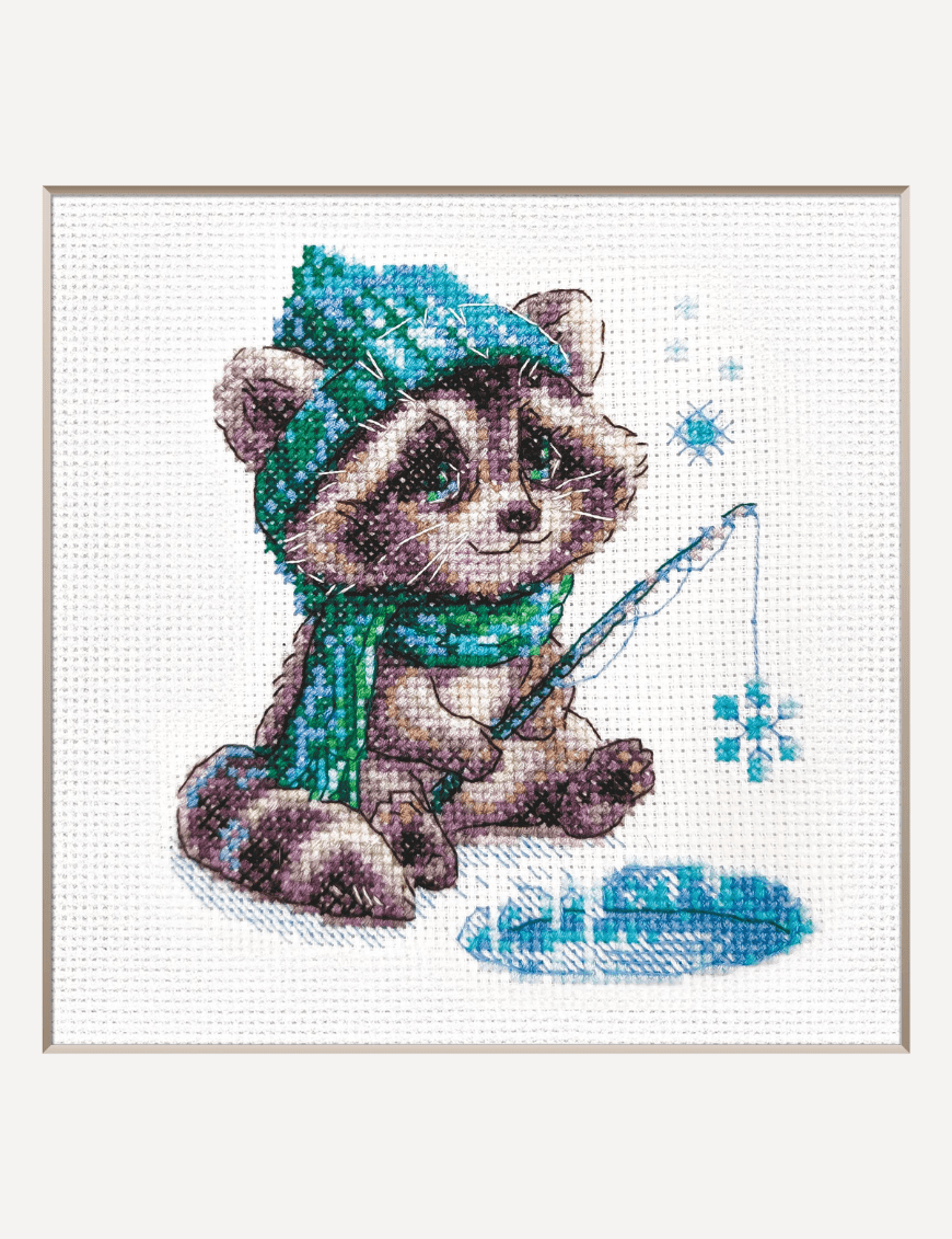 Kit de punto de cruz AINE Mapache Curioso con mapache invernal bordado sobre tela Aida blanca.