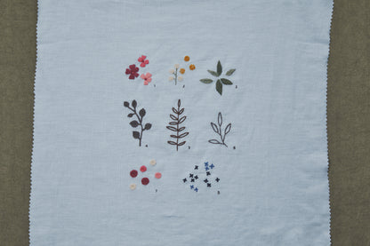 Bordado tradicional de flores en tela de cáñamo dmc