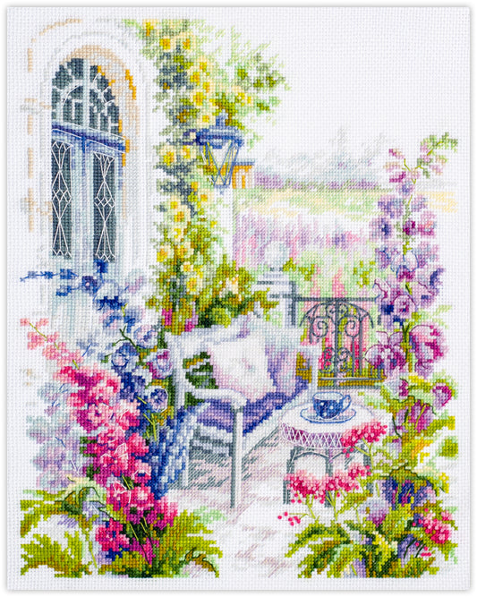 Bordado en punto de cruz de una acogedora terraza con flores en tonos lilas y rosas de Magic Needle
