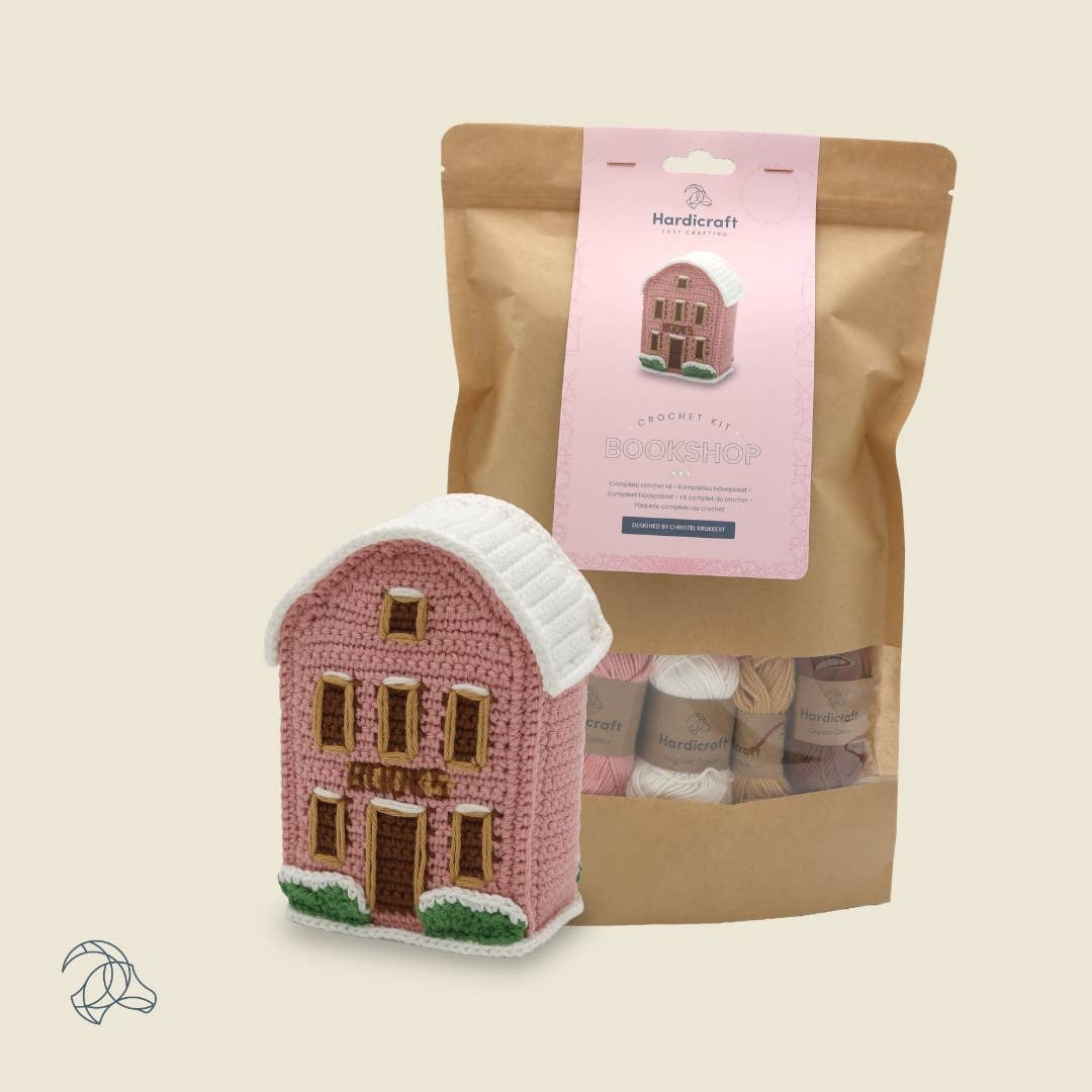 Kit de ganchillo Hardicraft Librería del Pueblo Navideño, edificio rosa de crochet con tejado nevado