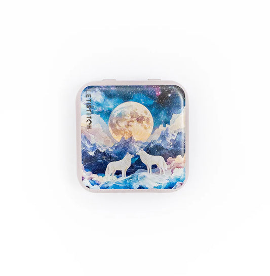 Caja magnética para agujas Letistitch Moon & Love con diseño de lobos blancos bajo una luna llena y fondo montañoso.