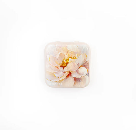 Caja magnética para agujas Letistitch Floral Grace con diseño floral de peonía en tonos pastel sobre fondo claro.