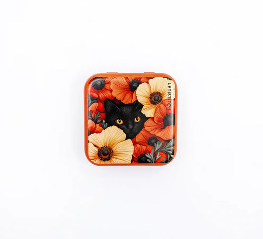 Caja magnética para agujas Letistitch Poppy Eyes con diseño de gato negro entre flores de amapola rojas y anaranjadas.