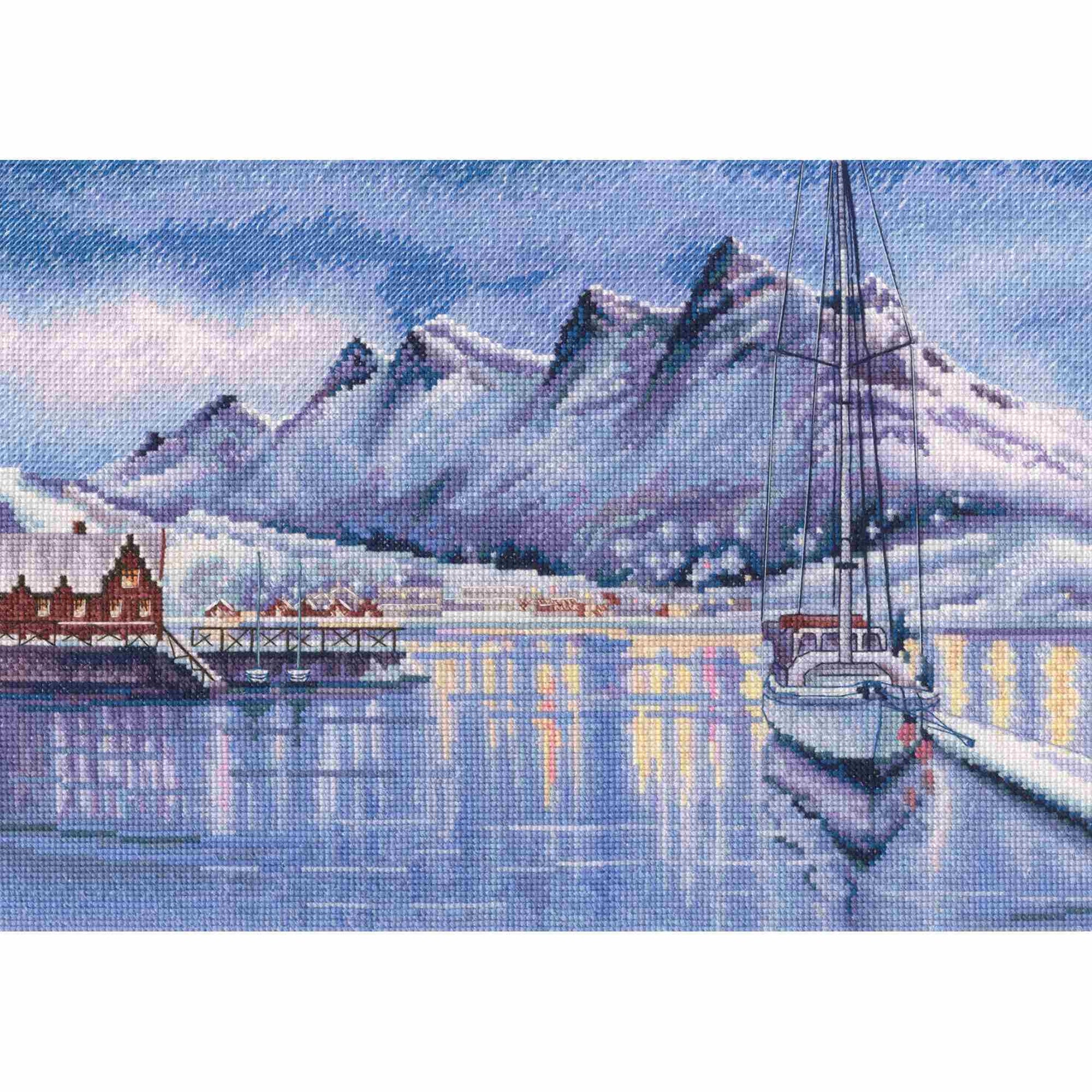 Kit de punto de cruz RTO "Puerto de Bodo" con paisaje de puerto, montañas nevadas y velero. Incluye tela Zweigart, hilos DMC, aguja e instrucciones.