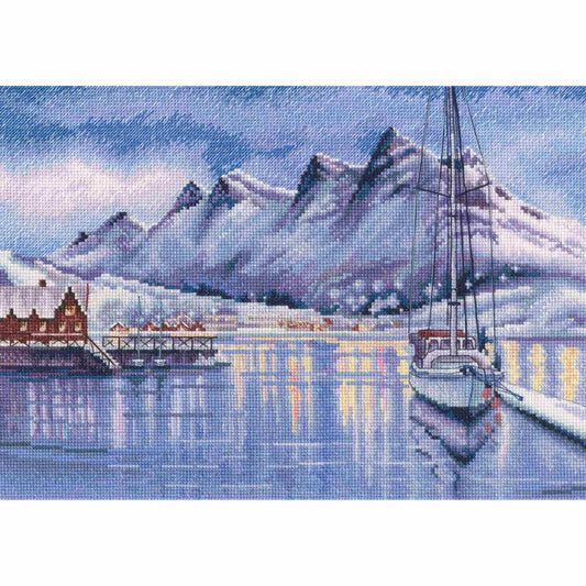 Kit de punto de cruz RTO "Puerto de Bodo" con paisaje de puerto, montañas nevadas y velero. Incluye tela Zweigart, hilos DMC, aguja e instrucciones.