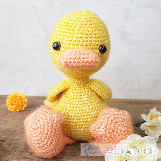Kit de ganchillo Hardicraft Abby Duck con amigurumi de patito tejido en tonos amarillo y naranja, ideal como regalo o decoración infantil.