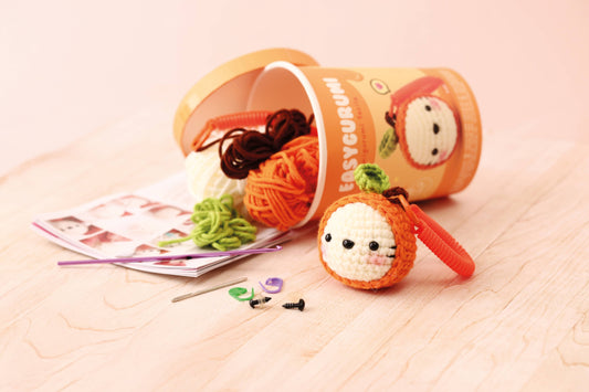 Kit Easygurumi Mandarina Graine Créative para crear un llavero amigurumi de crochet fácil con anilla espiral para llaves o mochila. Ideal para principiantes.