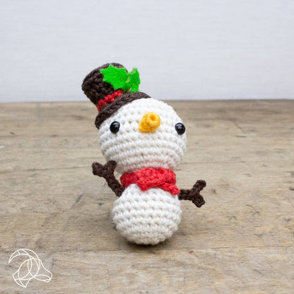 Mini Muñeco de Nieve de ganchillo perfecto para adornos navideños.