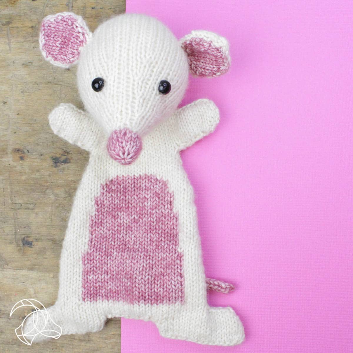 Kit de tricot Hardicraft Yfke Mouse con peluche tejido blanco y rosa de cuerpo plano, ideal para bebé o niño pequeño.