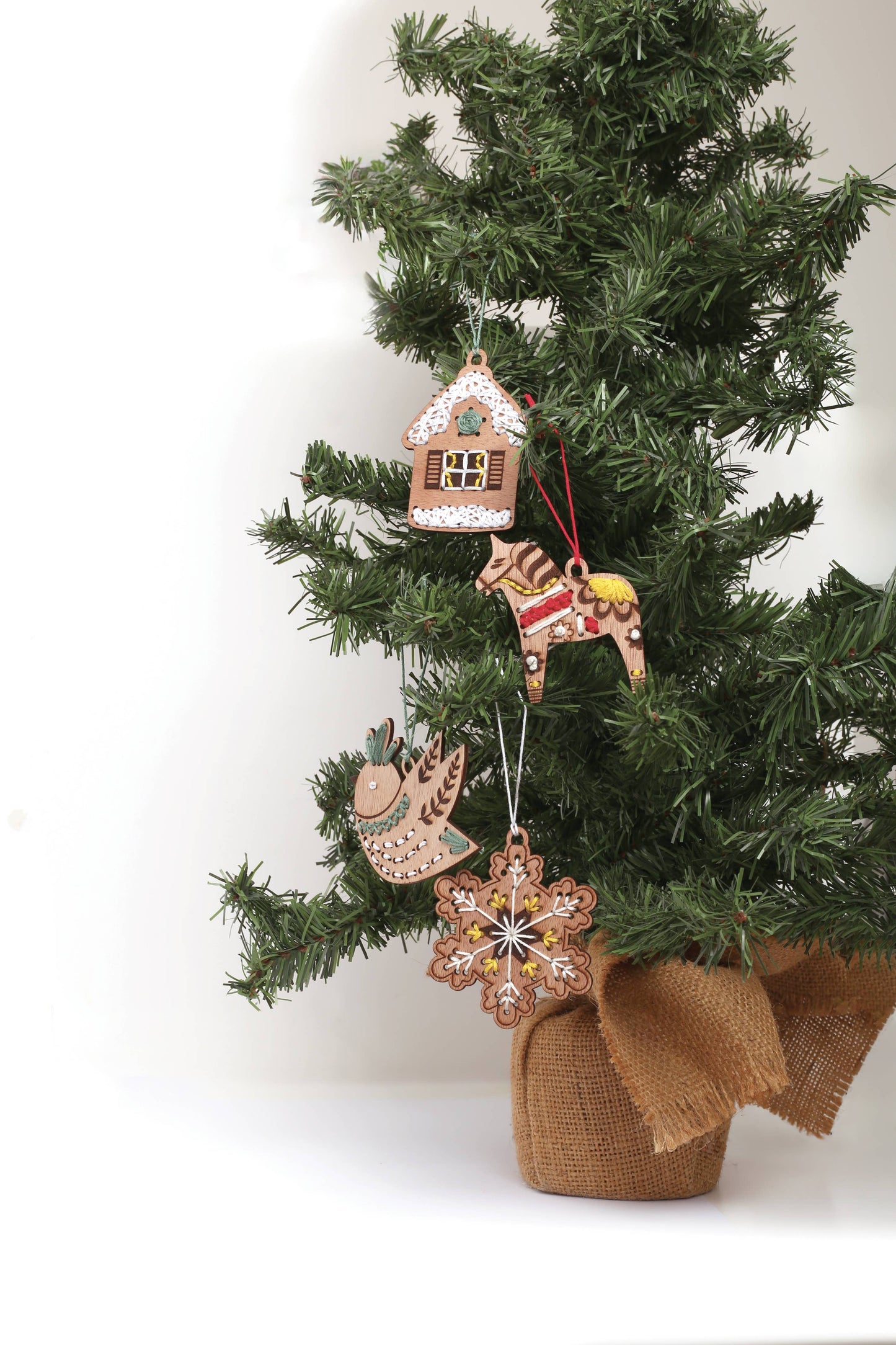 Kit de 8 decoraciones de Navidad para Bordar de Madera - Graine Créative