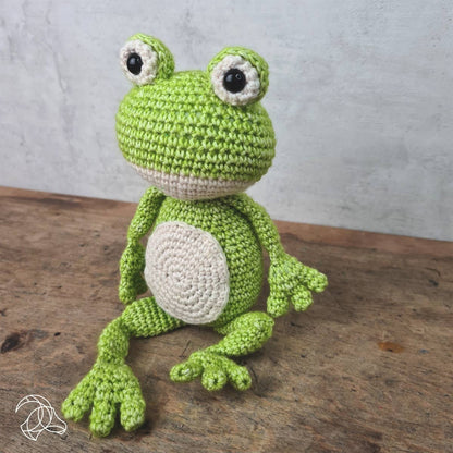 Kit de ganchillo Hardicraft Vinny la Rana con amigurumi de rana tejido en tonos verde y blanco, ideal como regalo o decoración infantil.