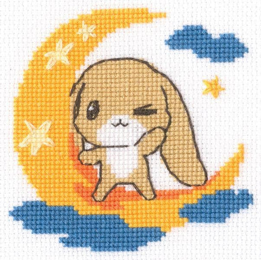 Kit de punto de cruz infantil RTO "Conejito en la Luna" con conejito sobre luna y estrellas. Incluye tela, hilos DMC, aguja e instrucciones.