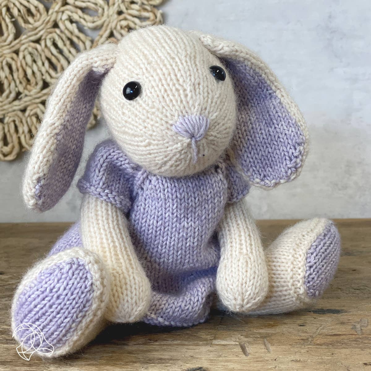 Kit de tricot Hardicraft Chloe Hare con muñeca tejida en tonos blanco y lila, ideal como regalo infantil o decoración.