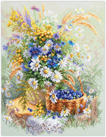 Bordado en punto de cruz de un ramo de flores azules con margaritas blancas y tallos amarillos con una cesta de arándanos