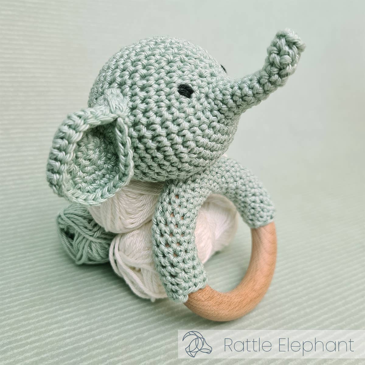 Kit de ganchillo Hardicraft Rattle Elephant con sonajero de elefante tejido en algodón orgánico y aro de madera, ideal para bebé.