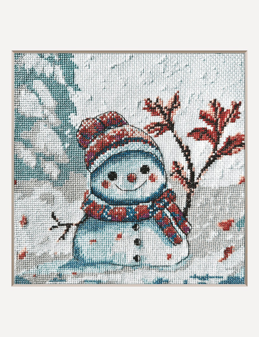 Kit de punto de cruz AINE Invierno Torpe con muñeco de nieve sonriente en paisaje invernal.
