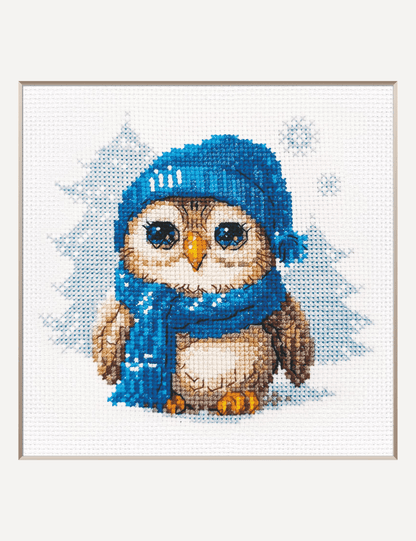 Kit de punto de cruz AINE Búho Acurrucado con búho invernal azul bordado sobre tela Aida blanca.