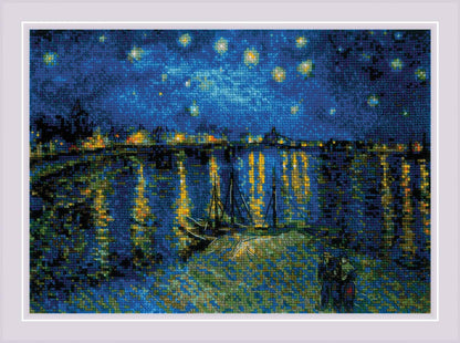 Kit de punto de cruz RIOLIS Noche Estrellada sobre el Ródano de Van Gogh con reflejos del cielo estrellado sobre el río en tela Aida blanca.