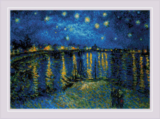 Kit de punto de cruz RIOLIS Noche Estrellada sobre el Ródano de Van Gogh con reflejos del cielo estrellado sobre el río en tela Aida blanca.