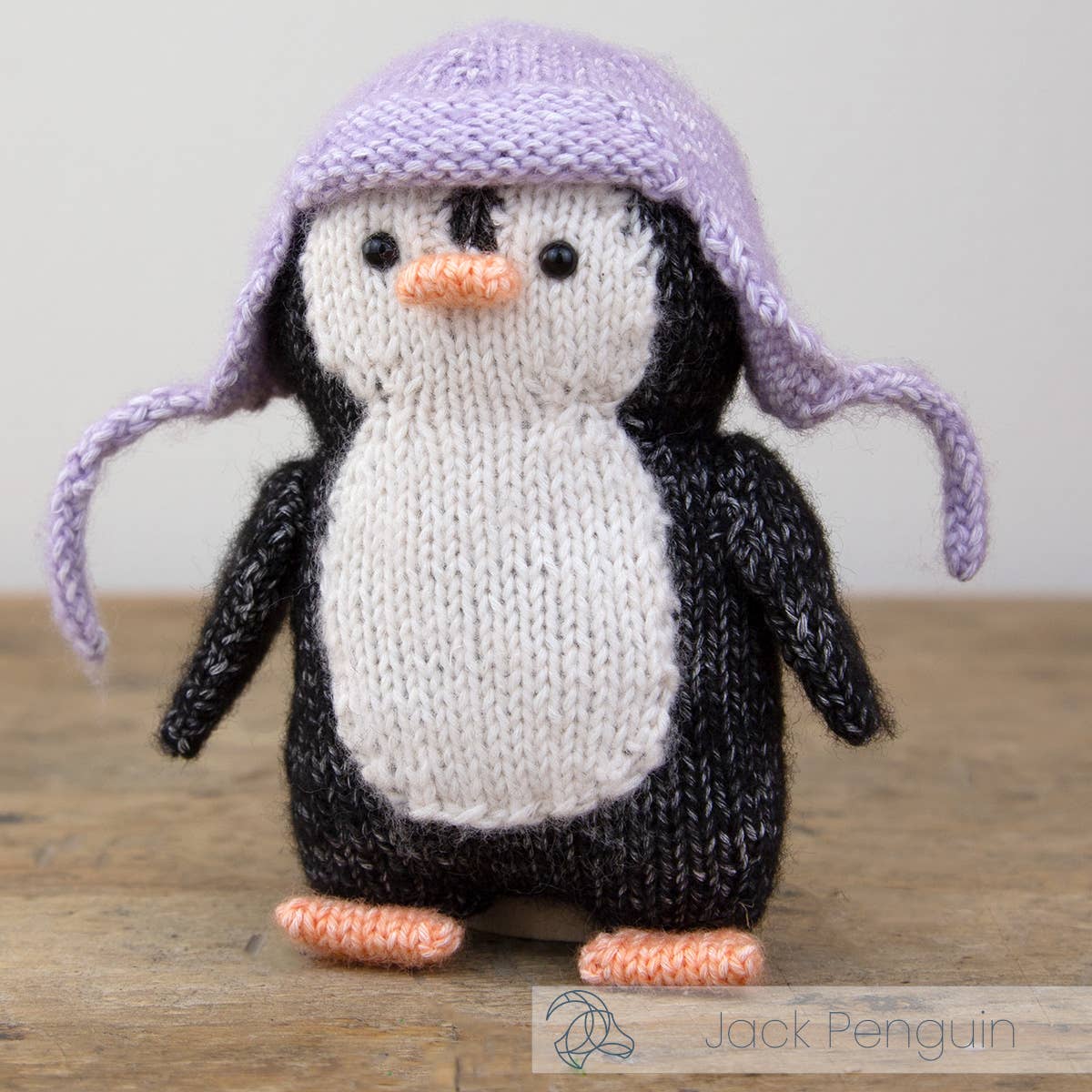 Kit de tricot Hardicraft Jack el Pingüino con muñeco tejido en tonos negro, blanco y morado, ideal como decoración de invierno o regalo artesanal.