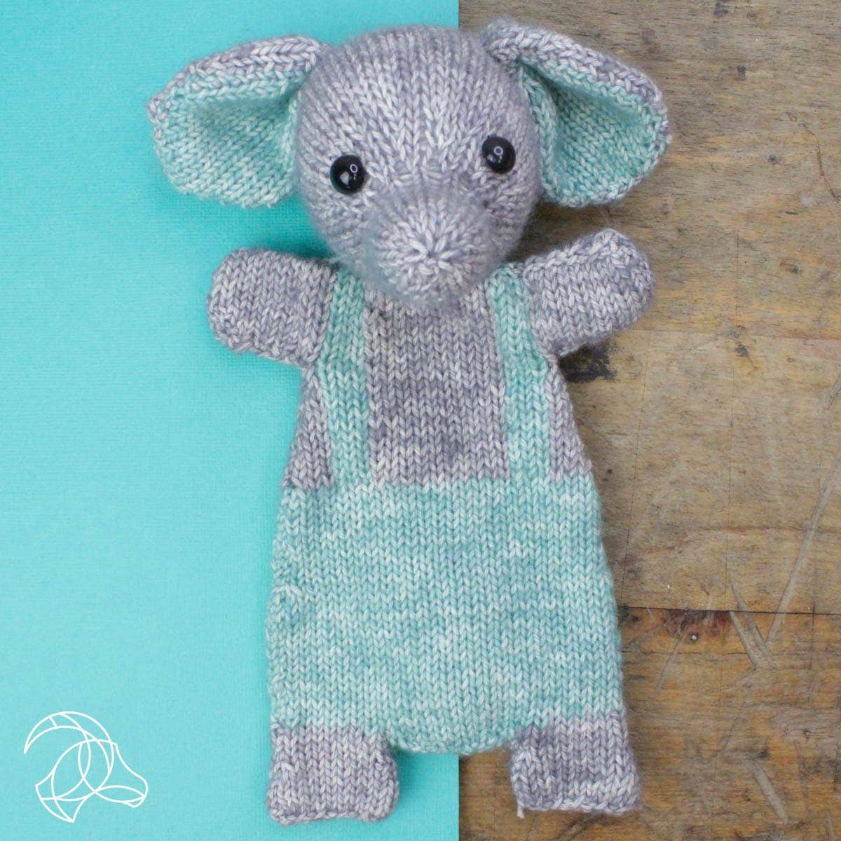 Kit de tricot Hardicraft Sonny el Elefante con peluche tejido de cuerpo plano en tonos gris y azul, ideal para bebé o niño pequeño.