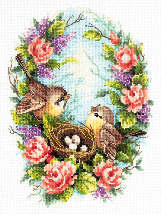 Bordado en punto de cruz de una familia de pájaros en su nido dentro de una corona de coloridas flores