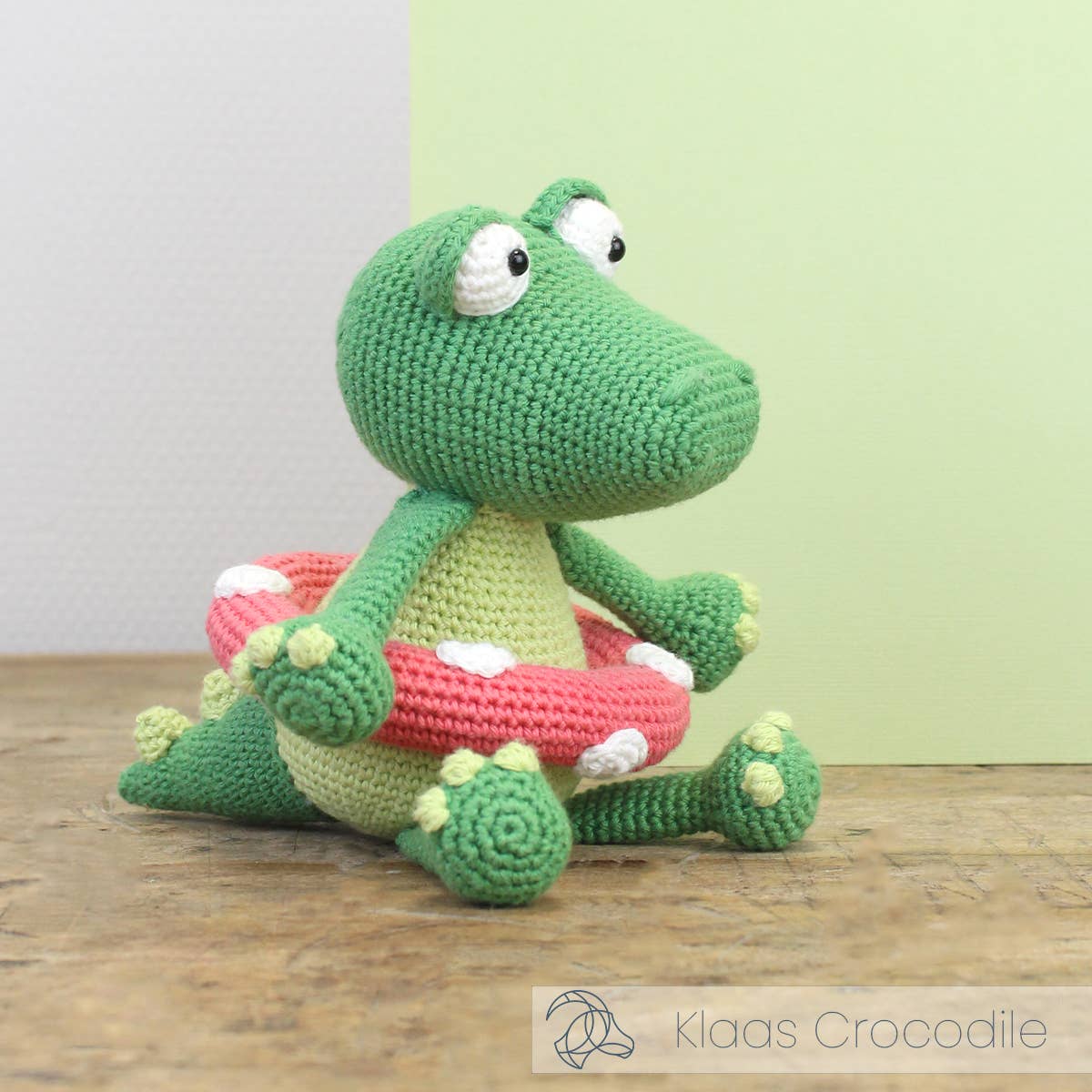 Kit de ganchillo Hardicraft Klaas el Cocodrilo con amigurumi de cocodrilo tejido en algodón orgánico, ideal como regalo o decoración infantil.