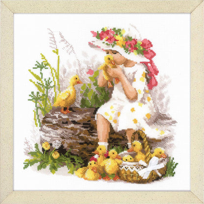 Kit de punto de cruz Riolis Niña con Patitos, diseño adorable de niña con patitos amarillos en tronco, incluye tela Aida, hilos de algodón y aguja.