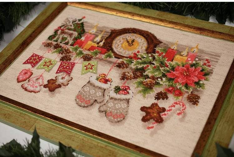 Kit de punto de cruz RIOLIS Estante de Navidad con diseño navideño de estante decorado con reloj, velas y flores de pascua, incluye tela Aida e hilos.