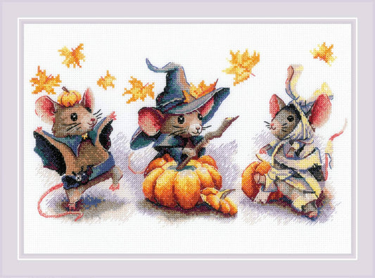 Kit de punto de cruz de Riolis de Halloween con gracioso diseño de tres ratones disfrazados de personajes de halloween, vampiro, bruja y momia.