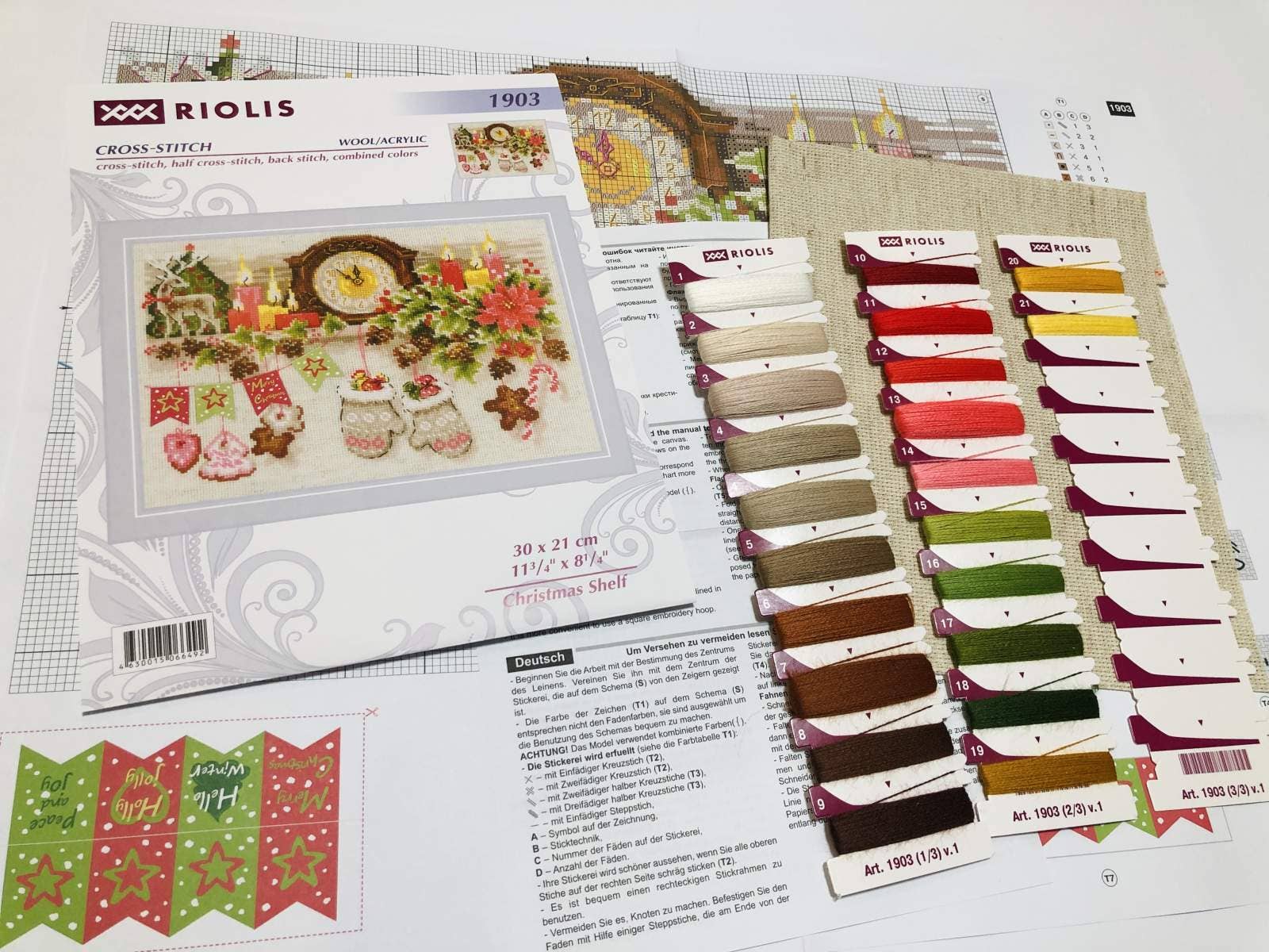 Kit de punto de cruz RIOLIS Estante de Navidad con diseño navideño de estante decorado con reloj, velas y flores de pascua, incluye tela Aida e hilos.
