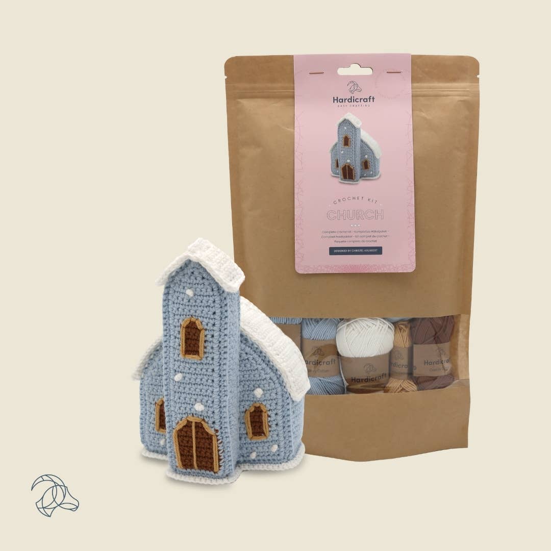 Kit de ganchillo Hardicraft Iglesia del Pueblo Navideño, iglesia azul de crochet con campanario y nieve
