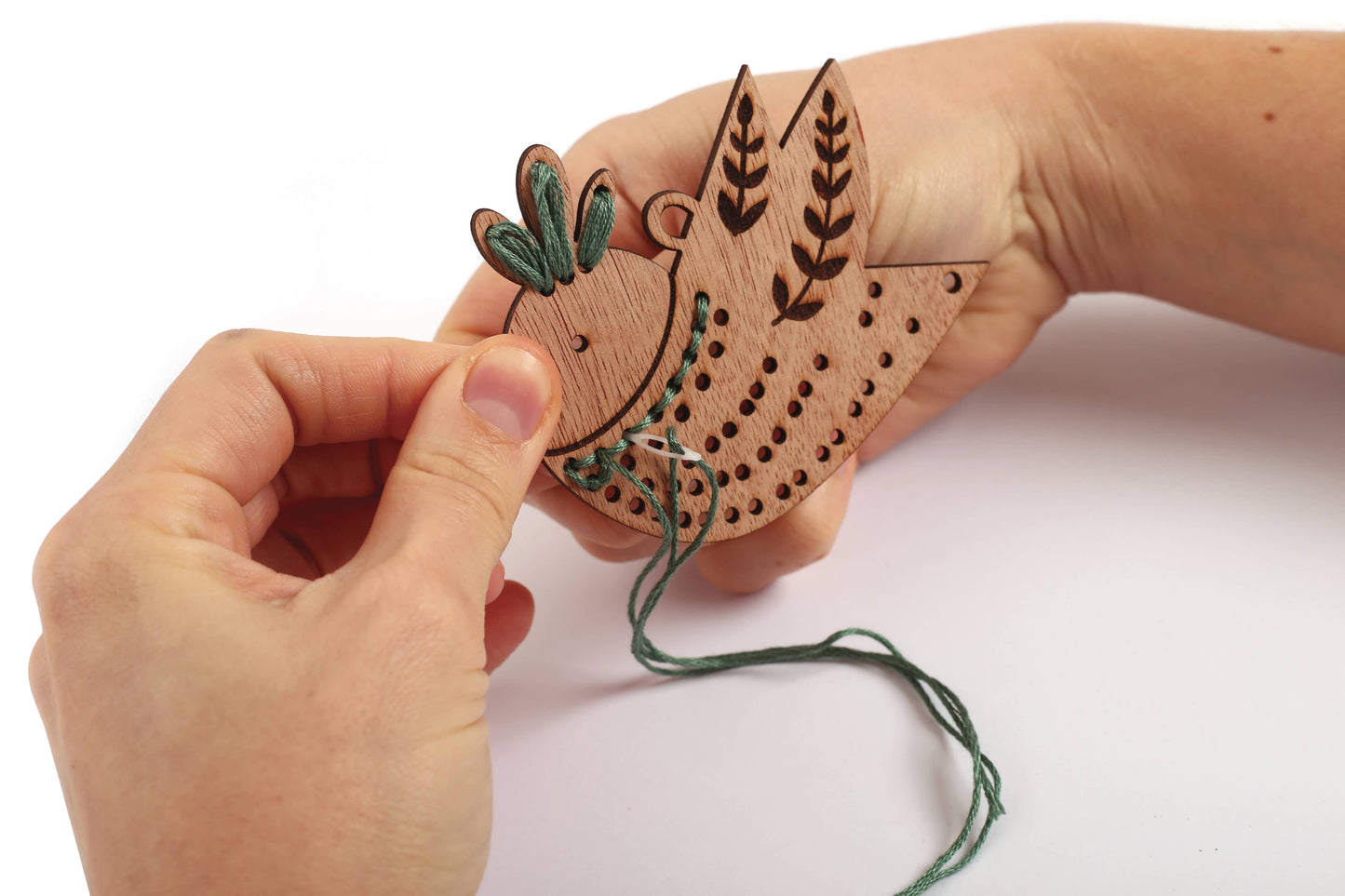 Kit de 8 decoraciones de Navidad para Bordar de Madera - Graine Créative